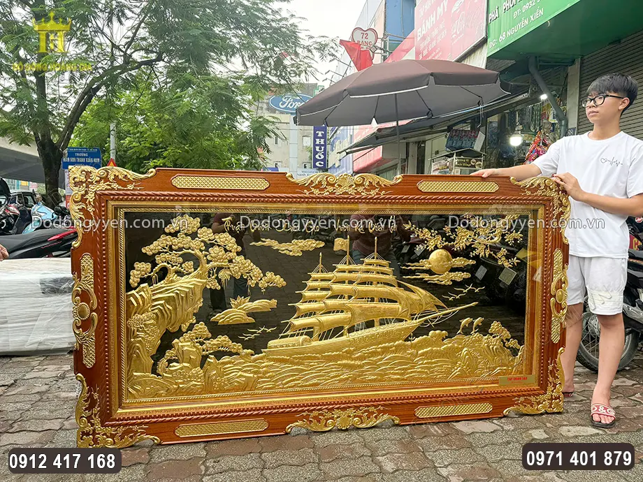 Nền tranh được sơn đen vô cùng nổi bật